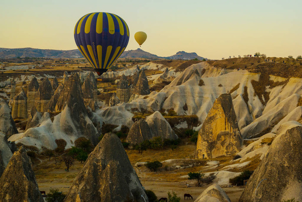 The great tourist attraction of Cappadocia - balloon flight. Cappadocia is known around the world as one of the best places to fly with hot air balloons. Goreme, Cappadocia, Turkey. - Fotoğraf, Görsel