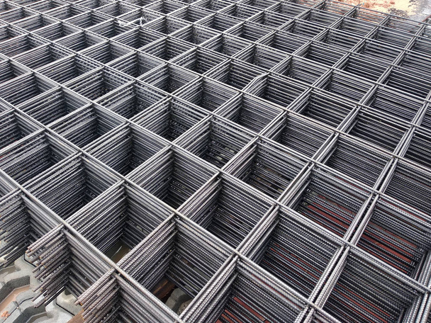 BRC rete metallica saldata o tessuto BRC utilizzato come parte del componente strutturale principale in elemento struttura lastra pavimento nel cantiere. Viene fornito in varie dimensioni dipende dal design
.   - Foto, immagini