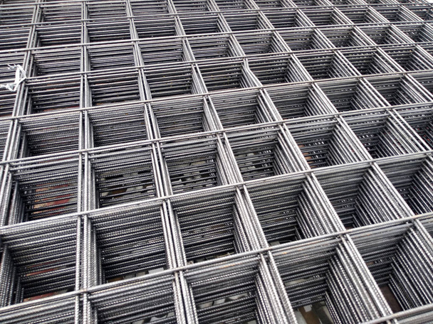 BRC rete metallica saldata o tessuto BRC utilizzato come parte del componente strutturale principale in elemento struttura lastra pavimento nel cantiere. Viene fornito in varie dimensioni dipende dal design
.   - Foto, immagini