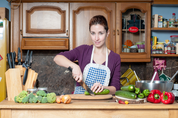 belle femme au foyer cuisine légumes
 - Photo, image