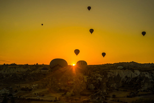 La grande attraction touristique de la Cappadoce vol en montgolfière. La Cappadoce est connue dans le monde entier comme l'un des meilleurs endroits pour voler avec des montgolfières. Goreme, Cappadoce, Turquie. Tôt le matin - divertissement pour les touristes
 - Photo, image