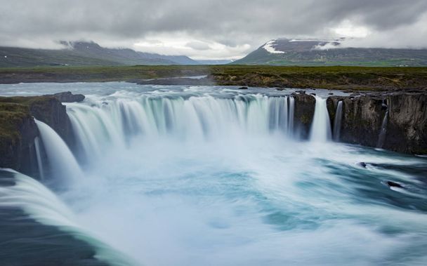 Великолепные водопады Годафосс на севере Исландии. Медленная скорость затвора
 - Фото, изображение