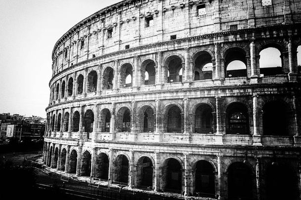 A vista do Coliseu Romano em estilo preto e branco
 - Foto, Imagem