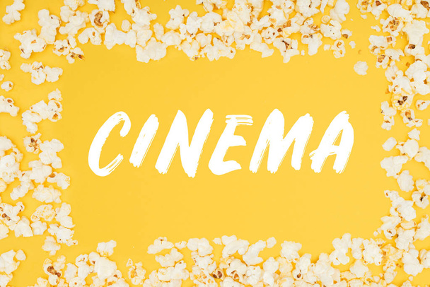 "Cinema"betűkkel készült popcorn elszigetelt, a sárga keretben - Fotó, kép