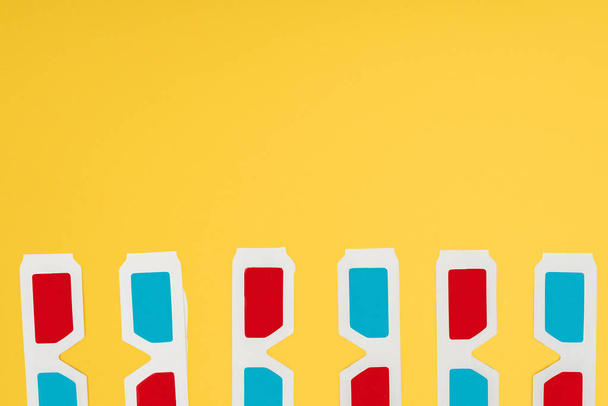 gafas estereoscópicas en hilera horizontal aisladas en amarillo
 - Foto, Imagen
