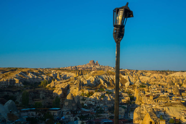 The view from the observation deck of Goreme in Sunny weather: rock the house, the hills and the castle of Uchisar. Turkey, Cappadocia. - Foto, Imagen
