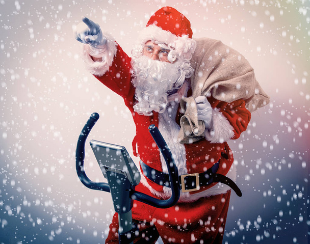 Santa Claus szórakozni Szobakerékpárok - Fotó, kép