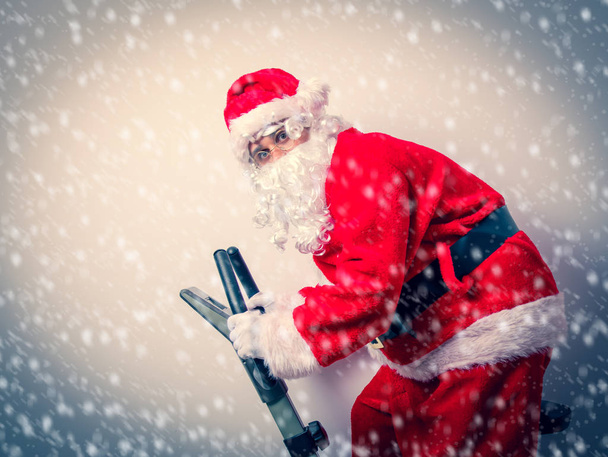 Weihnachtsmann hat Spaß mit Heimtrainer - Foto, Bild