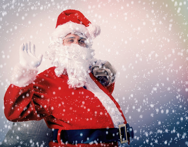Lustiger Weihnachtsmann mit Sack - Foto, Bild
