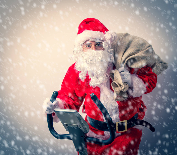 Père Noël s'amuser avec des vélos d'exercice
 - Photo, image