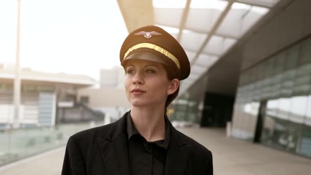 Beautiful female pilot is walking in airport  - Filmagem, Vídeo