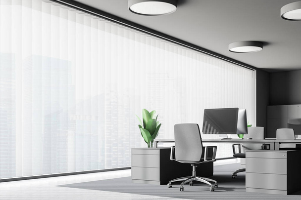 Рабочее место в панорамном офисе с темными стенами, бетонным полом, компьютерным столом и стулом. 3d-рендеринг
 - Фото, изображение