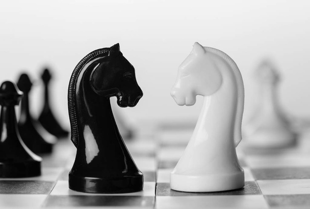 Schachfiguren auf dem Tisch, Strategiekonzept - Foto, Bild