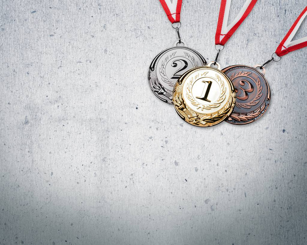 Золоті, срібні та бронзові медалі на фоні
 - Фото, зображення