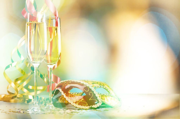 masque, deux verres de champagne, célébration du Nouvel An
 - Photo, image