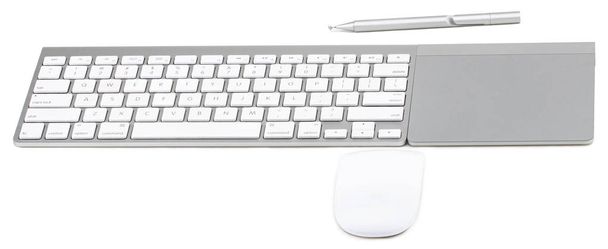 Υπολογιστή πληκτρολόγιο trackpad και γραφίδα απομονωμένη σε λευκό φόντο. - Φωτογραφία, εικόνα