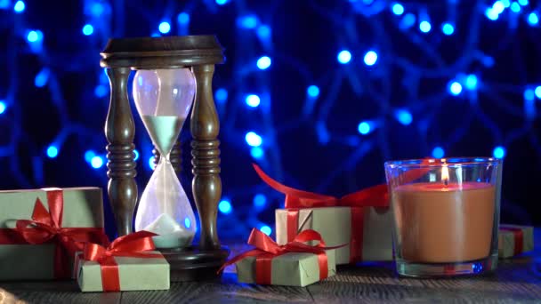 Fondo de Navidad con artículos navideños, velas quemadoras, reloj, regalos, decoraciones brillantes. Tiempo, es el mejor regalo
 - Imágenes, Vídeo