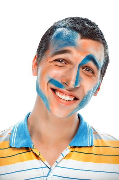 портрет усміхненого молодого красивого хлопця з фарбою на обличчі
 - Фото, зображення