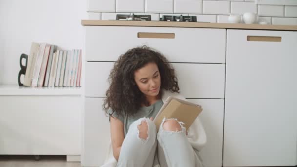 Pretty young woman using digital tablet in cozy kitchen. - Video, Çekim