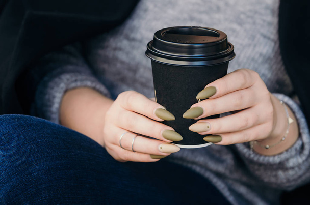 paper cup of coffee in hands, close up - Foto, Imagen