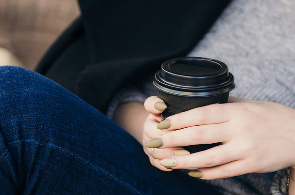 paper cup of coffee in hands, close up - Foto, Imagen
