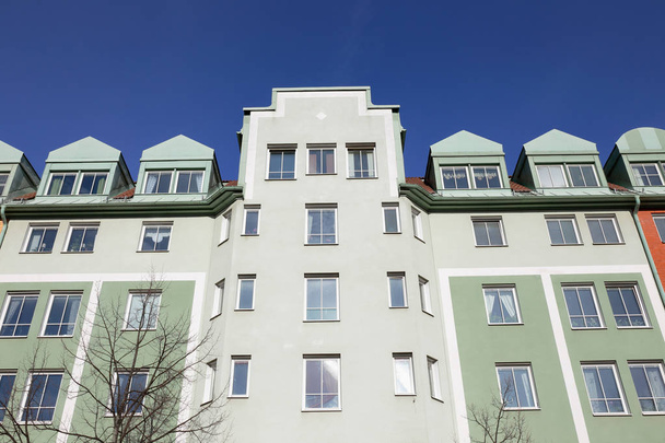 Vista angelical baja de un edificio residencial de apartamentos de varios pisos de la década de 1990 contra un cielo azul
. - Foto, imagen