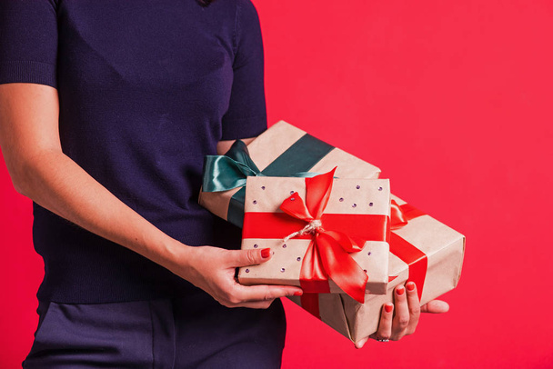 Natale Nuovo anno scatole regalo con fiocco verde rosso
 - Foto, immagini