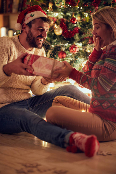 happy young man and woman celebrating Christmas and having fun together - Foto, afbeelding