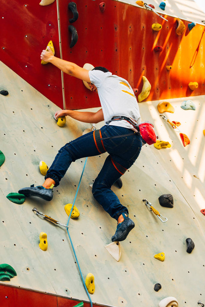 guapo joven bouldering o escalada al aire libre
 - Foto, imagen