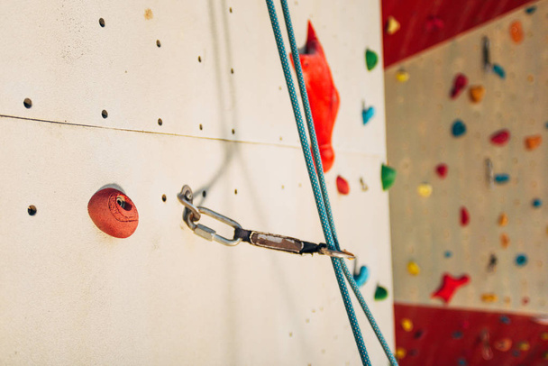 Стена для скалолазания на открытом воздухе в спорткомплексе
 - Фото, изображение