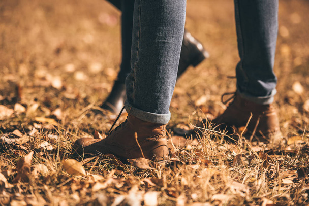Pár džínů, které stály v trávě v parku - Fotografie, Obrázek
