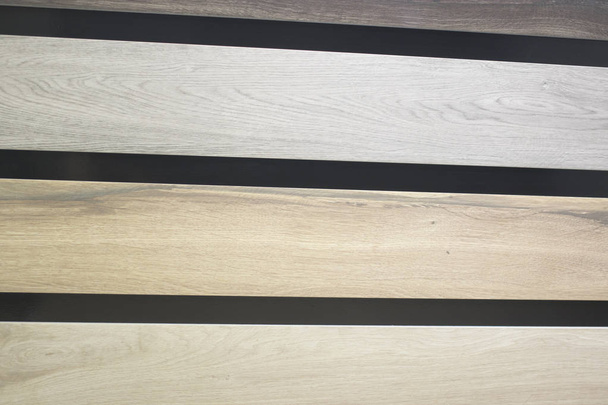 Кухонна плитка для ванної кімнати демонстрація нового варіанту плитки для підлоги і стін для ефекту деревини
. - Фото, зображення