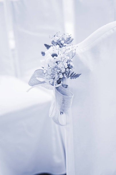 Υπαίθριο θερινό κήπο πολιτικό γάμο τραπέζια με μπουκέτα λουλουδιών διακοσμημένα για υπηρεσίες για θέματα γάμου. - Φωτογραφία, εικόνα