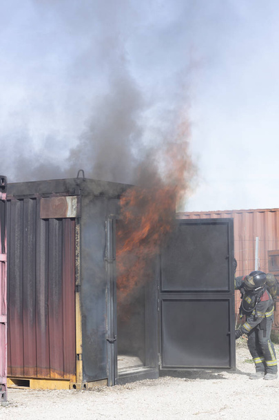 Pompier éteignant l'extincteur de la station d'entraînement arrière-plan exercice de sécurité d'urgence avec conteneur de navire
. - Photo, image