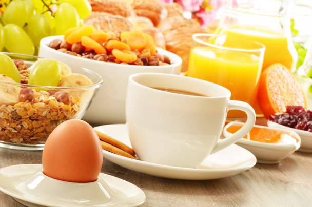 Frühstück mit Kaffee, Brot, Honig, Orangensaft, Müsli und - Foto, Bild