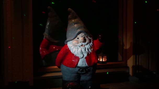 Ένα χαριτωμένο gnome φιγούρα που στέκεται κοντά σε μια πόρτα. Χριστούγεννα ώρα. Σουηδία.  - Πλάνα, βίντεο