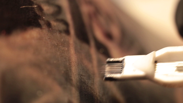 professionelle Tätowierer macht Tätowierung auf Mann Makro - Filmmaterial, Video