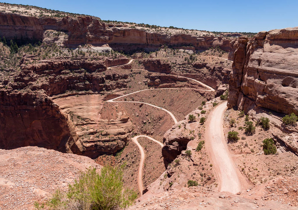 De zeer enge Shafer Trail in Canyonlands Usa.Shafer Trail Road-Shafer Canyon Road is een 18 mijl gevaarlijke onverharde weg gelegen in Moab, een stad in het Hongaarse comitaat Grand, Oost-Utah, in de westelijke Verenigde Staten. Het vergt uiterste voorzichtigheid  - Foto, afbeelding