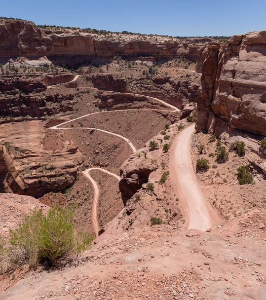 De zeer enge Shafer Trail in Canyonlands Usa.Shafer Trail Road-Shafer Canyon Road is een 18 mijl gevaarlijke onverharde weg gelegen in Moab, een stad in het Hongaarse comitaat Grand, Oost-Utah, in de westelijke Verenigde Staten. Het vergt uiterste voorzichtigheid  - Foto, afbeelding