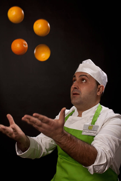 Ovocné dodavatelů žonglování s několika pomeranče - Fotografie, Obrázek