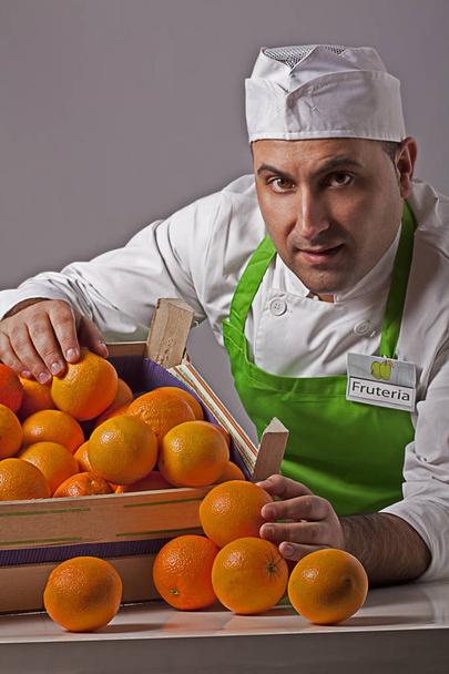 Πωλητή φρούτων με ένα κιβώτιο πορτοκάλια - Φωτογραφία, εικόνα