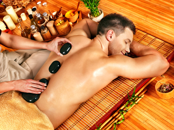 Mann bekommt Steintherapie-Massage . - Foto, Bild
