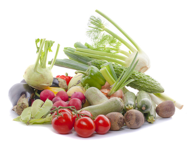 Gezond eten concept of groene boodschappen - groep geselecteerde verse groenten geïsoleerd op een witte achtergrond in close-up. - Foto, afbeelding