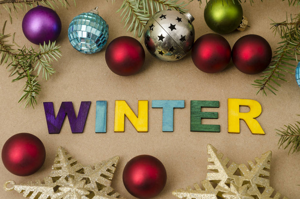 Composizione per le vacanze invernali con rami e palline rosse di Natale e stelle. Sfondo di Natale
 - Foto, immagini