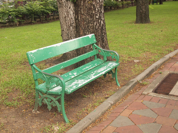 stará dřevěná lavička v zahradě - Fotografie, Obrázek