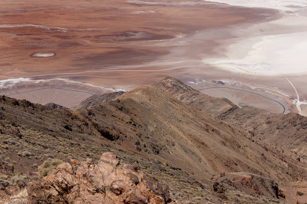 Widok w dolinie śmierci Usa Death Valley National Park jest na granicy Nevada w Kalifornii, na wschód od Sierra Nevada. Ochrona na północno-zachodnim rogu na pustyni Mojave i jego różnorodne środowiska soli mieszkania, wydmy, badlands, doliny, - Zdjęcie, obraz