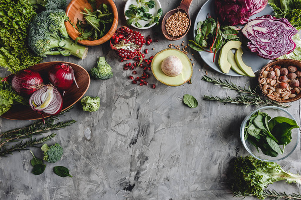 Surtido de verduras frescas orgánicas para cocinar la dieta vegetariana vegana y la nutrición. Comida saludable, comer limpio, vista superior, cama plana, espacio para copiar
 - Foto, imagen