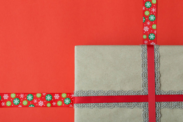 Christmas gift on red paper background - Φωτογραφία, εικόνα