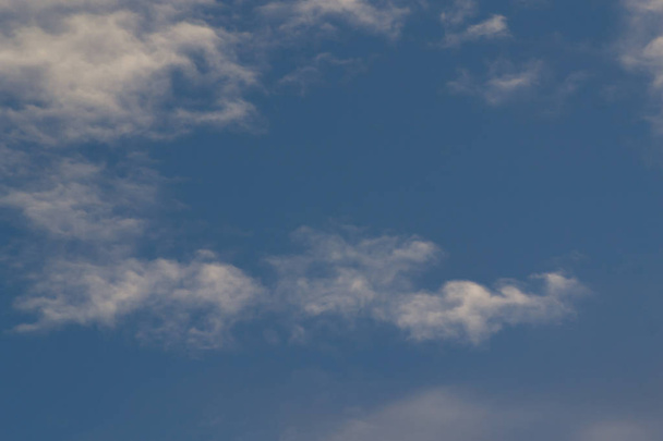 klarer blauer Himmel mit weißer Wolke mit Platz für Text. - Foto, Bild