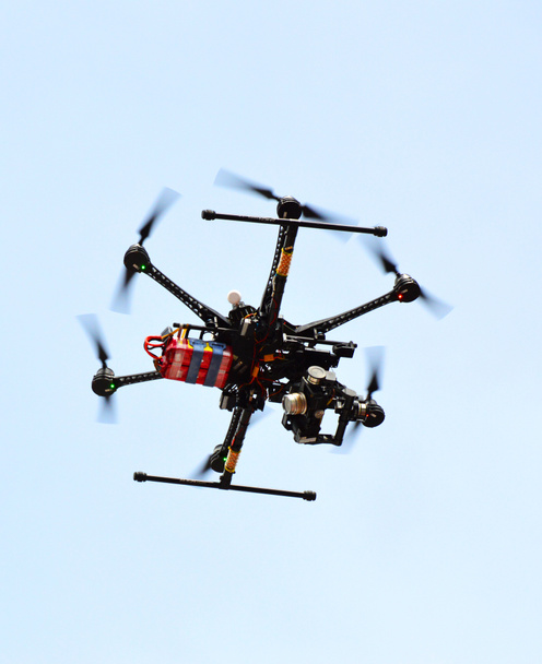drone volando en el cielo con la cámara / tecnología de aire drone volando y tomando fotos en la vista superior
  - Foto, Imagen
